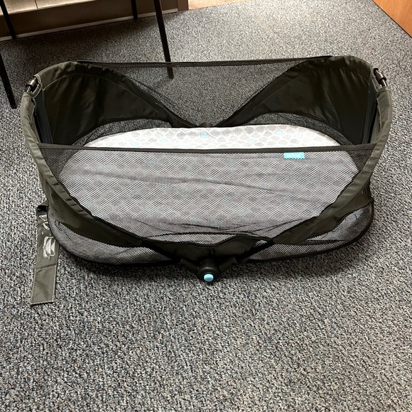 Folding travel bassinet - new - Picture 1 of 7